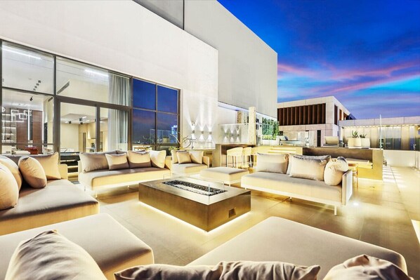 Terrace/patio - Big Home for 10 People: 4 King Bedrooms and a Pool Table (City Walk)