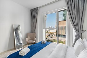 2 bedrooms, desk, iron/ironing board, WiFi