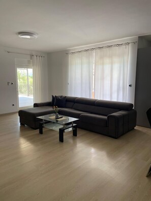 TV - Holiday Home Nadalina (Vrgorac)