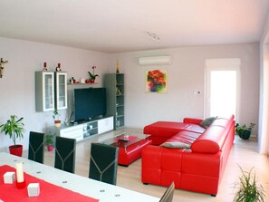 TV - Holiday Home Nadalina (Vrgorac)