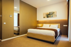 Deluxe Double Room | Desk, laptop workspace, free WiFi