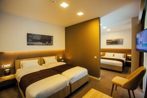 Habitación cuádruple Deluxe, balcón, vistas a la ciudad | Escritorio, espacio para trabajar con un portátil, wifi gratis