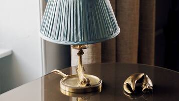Ein Tisch mit einer Lampe und einer Fischornaments.