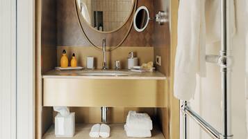 Secador de pelo, zapatillas, toallas y jabón