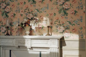 Suite Pétrusse | 起居区 | 55-英寸LED 电视  （配备卫星频道）