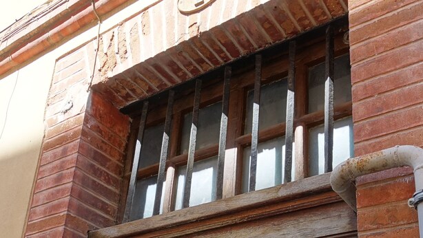 A wooden door with a metal handle and a window above it. - Cœur de Ville & Sérénité: Your haven of peace in the heart of town! (Toulouse)