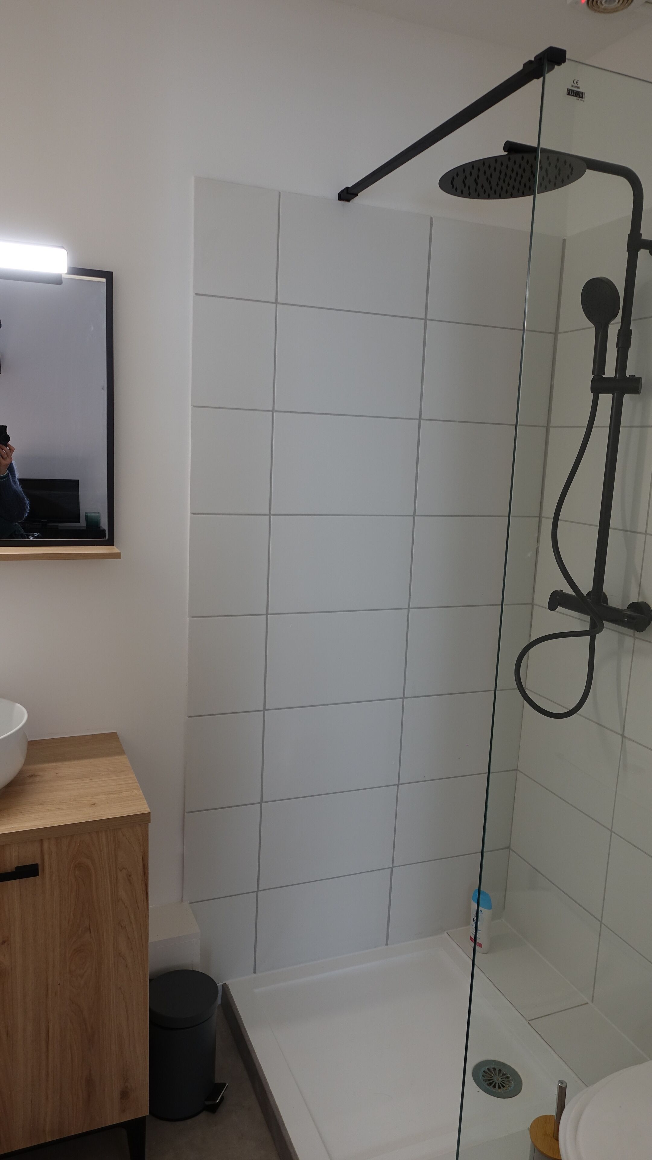 Een douche, handdoeken, toiletpapier