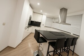 Réfrigérateur, four à micro-ondes, un four, surface de cuisson