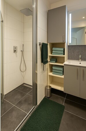 Secadora de cabello, toallas, papel de baño 