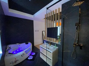 Regadera, tina de hidromasaje, secadora de cabello, toallas 