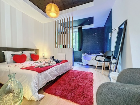 1 bedroom, free WiFi, bed sheets. Romantic loft with private Jacuzzi