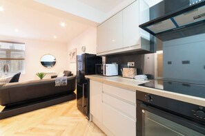 Jääkaappi, mikroaaltouuni, uuni, liesi