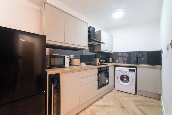 Jääkaappi, mikroaaltouuni, uuni, liesi