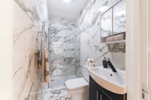 Secador de cabelo, toalhas de banho