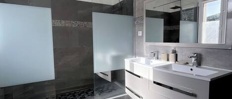 Douche, séchoir à cheveux, serviettes fournies