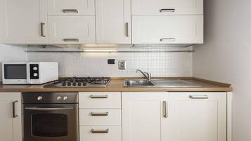 Superior Duplex | Private kitchen | Stovetop, dishwasher, cookware/dishes/utensils