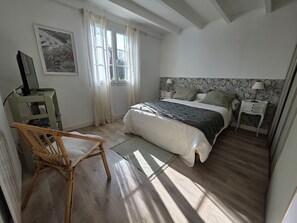 4 makuuhuonetta, silitysrauta/-lauta, ilmainen Wi-Fi, vuodevaatteet