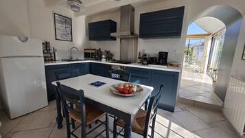 Réfrigérateur, micro-ondes, four, lave-vaisselle