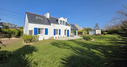 CHARMING HOUSE WITH LARGE ENCLOSED GARDEN 400M FROM THE BEACHES