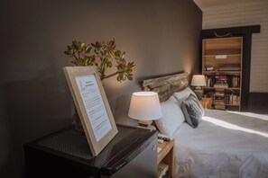Deluxe studio, terras, op benedenverdieping | Een laptopwerkplek, een strijkplank/strijkijzer, gratis wifi