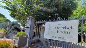Segnaletica per 'Die Moorbei-boom' con numero di telefono e indirizzo.