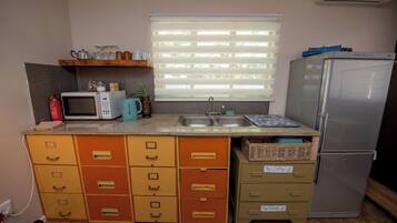 Family Studio, Multiple Beds, Non Smoking, Kitchenette | Private kitchen | Mini-fridge, microwave, cookware/dishes/utensils