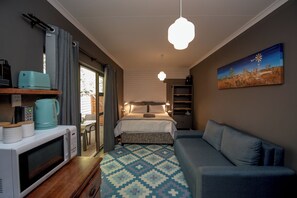Comfort studio, terras, op benedenverdieping | Een laptopwerkplek, een strijkplank/strijkijzer, gratis wifi