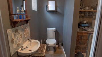 คอมฟอร์ทสตูดิโอ, ลานระเบียง, ชั้นล่าง | ห้องน้ำ | ฝักบัว, ไดร์เป่าผม, ผ้าเช็ดตัว, สบู่