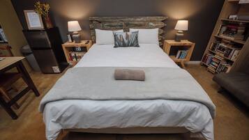 ดีลักซ์สตูดิโอ, ลานระเบียง, ชั้นล่าง | พื้นที่ทำงานแบบใช้แล็ปท็อป, เตารีด/โต๊ะรีดผ้า, Wi-Fi ฟรี