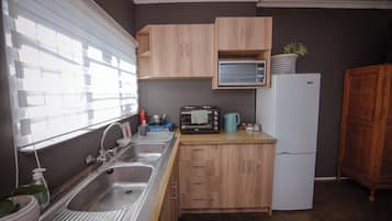 Frigobar, microondas, utensilios de cocina
