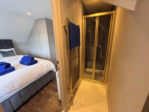 3 chambres, fer et planche Ă repasser, Wi-Fi, draps fournis