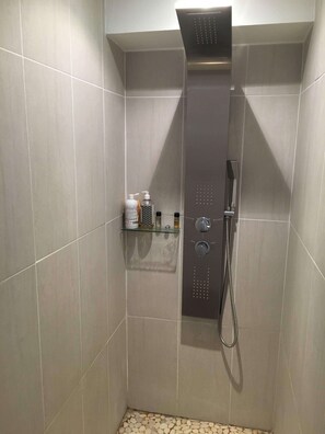 Dusj, hårføner, håndklær og såpe