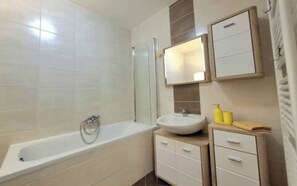 Hair dryer, towels, soap, toilet paper - Cozy. Free parking. (Pula)