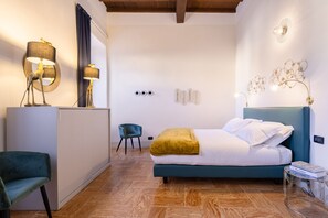 Tabla de planchar con plancha, wifi gratis y ropa de cama