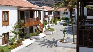 Apartment, 2 Bedrooms, Accessible, Smoking | Property grounds