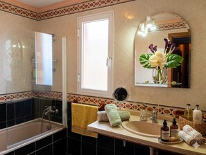 Appartement, 3 chambres, fumeur, balcon | Salle de bain