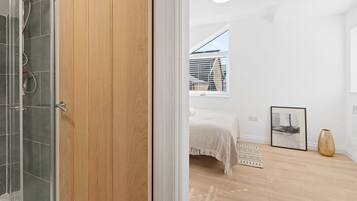 Dusche, Haartrockner, HandtĂŒcher, Toilettenpapier