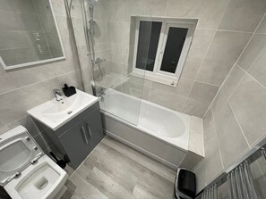 Hair dryer, towels - BetaHouse -3BR -Pool Table -Free Parking -Spacious (Greater Manchester)