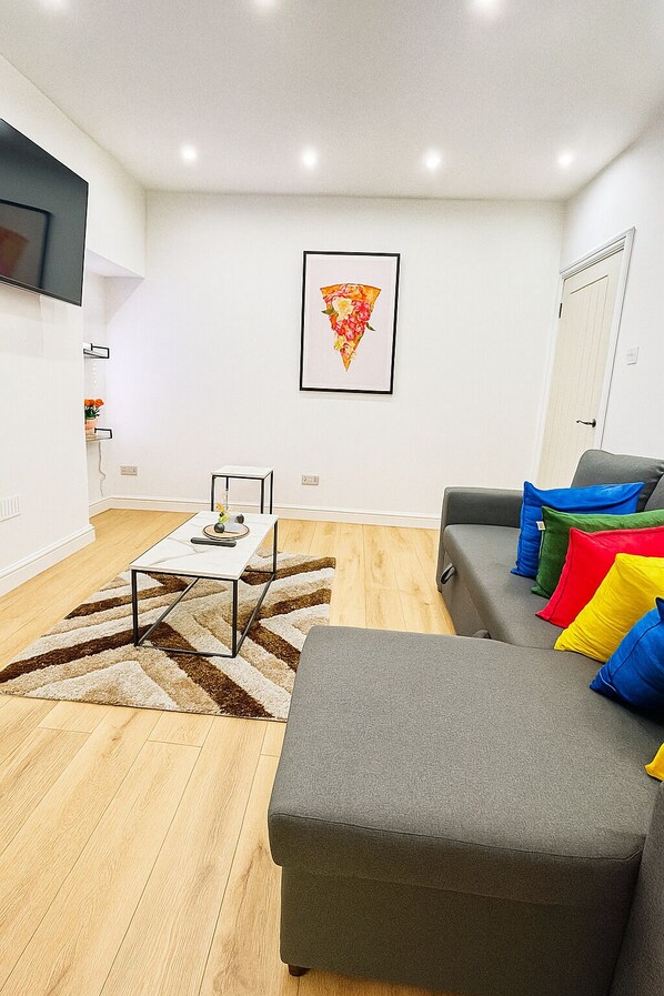 TV, books - BetaHouse -3BR -Pool Table -Free Parking -Spacious (Greater Manchester)