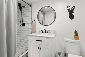 Shower, hair dryer, towels, shampoo - RidgeTop Retreat, new rental. (Big Bear Lake)