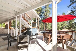 Outdoor dining - RidgeTop Retreat, new rental. (Big Bear Lake)