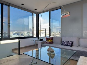 TV - Luxury Loft with Private Jacuzzi (Athina)