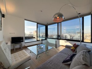 TV - Luxury Loft with Private Jacuzzi (Athina)