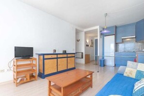 TV - Lovely flat overlooking the pool AV-70 (ROSES)