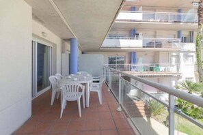 Outdoor dining - Lovely flat overlooking the pool AV-70 (ROSES)