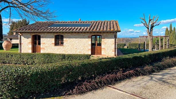 A stone house with a tiled roof, two windows, and a door. - The independent Capannina on the Tuscan hills (Toscana)