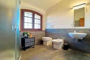 Dusche, Haartrockner, Bidet, Handtücher