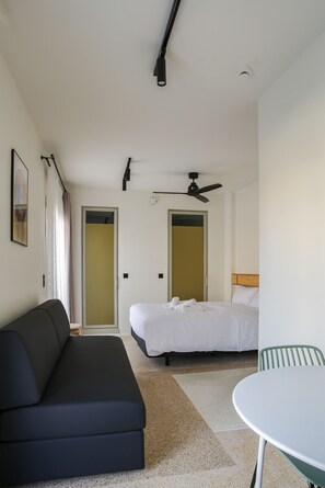 Tabla de planchar con plancha, wifi gratis y ropa de cama