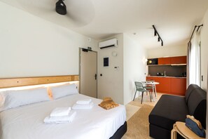 Iron/ironing board, free WiFi, bed sheets