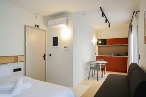 Iron/ironing board, free WiFi, bed sheets - Mooeve Studio w/ Terrace (Athina)